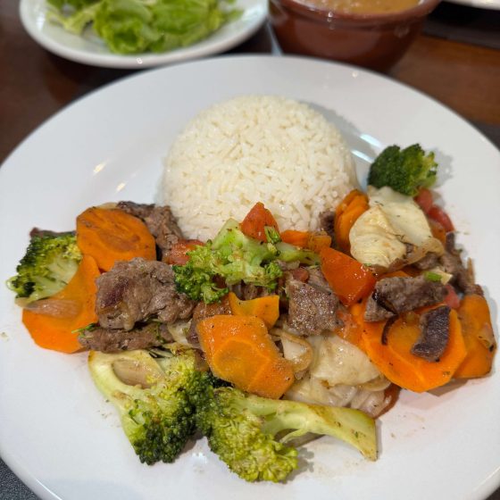 Isca-de-carne-com-legumes-caixeta-restaurante